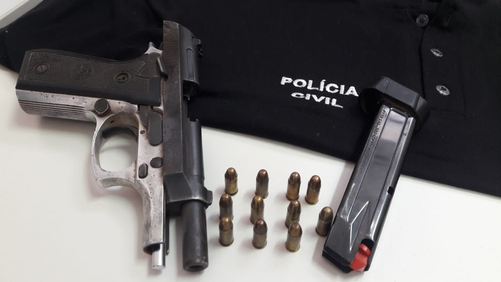 Polícia vai usar o número do chassi da arma para identificar o dono — Foto: Yonny Furukawa/TV Anhanguera