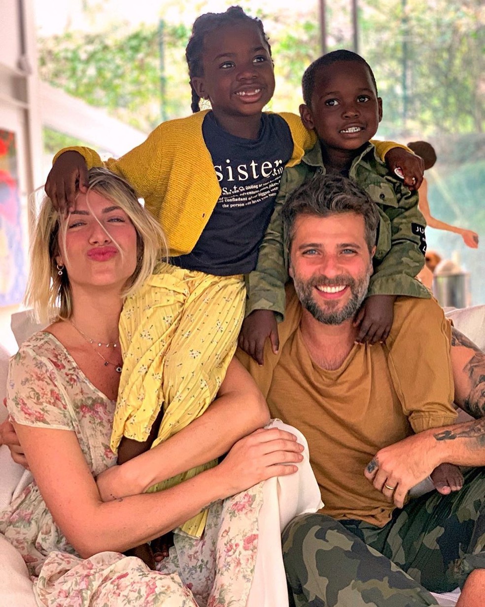 Giovanna Ewbank e Bruno Gagliasso com os filhos Titi e Bless (Foto: Reprodução/Instagram)