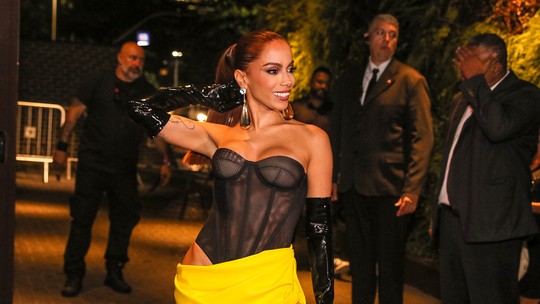 Anitta escolhe look com transparência e megafenda para festão de aniversário