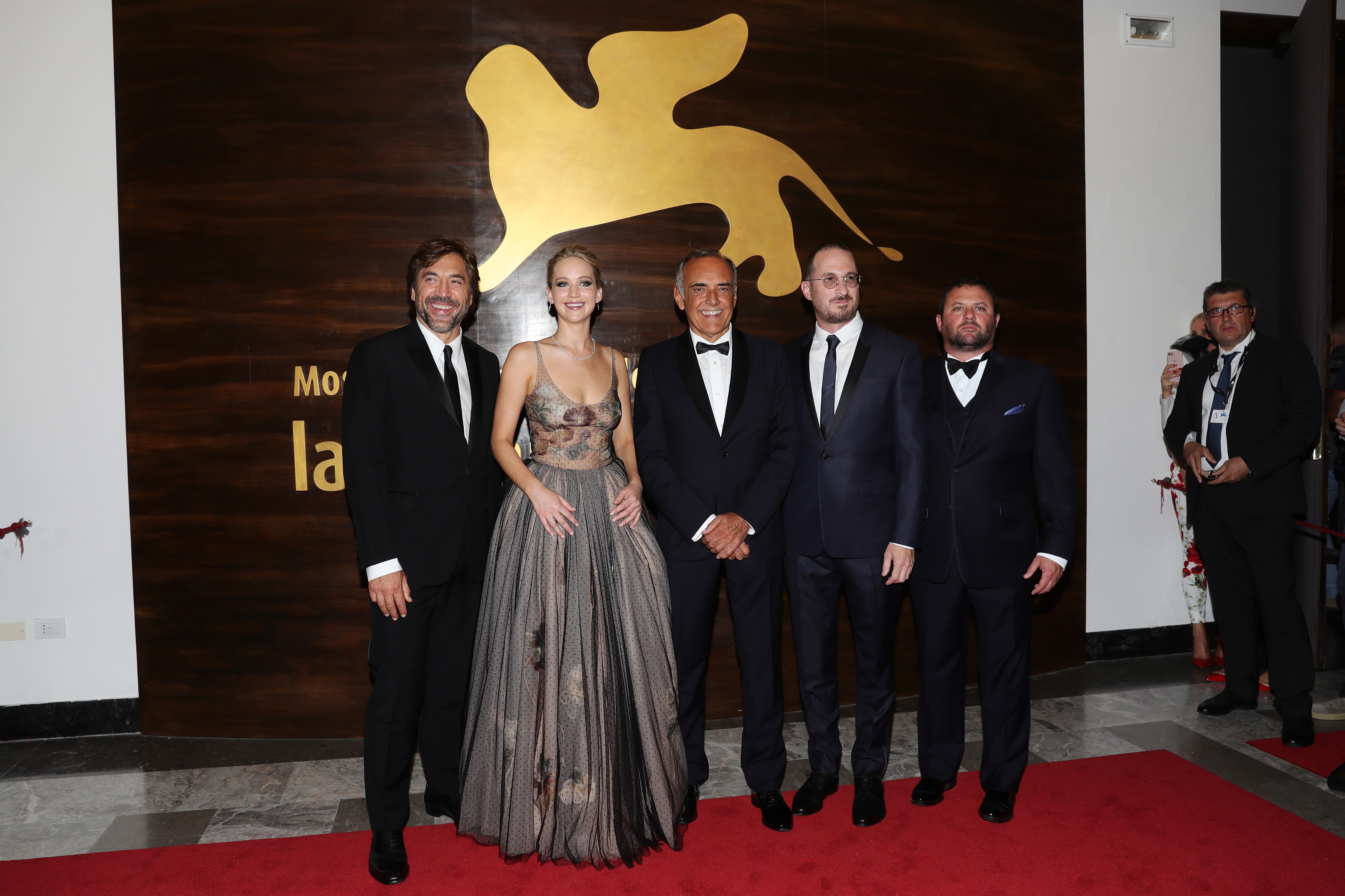  Javier Bardem, Jennifer Lawrence, Alberto Barbera, Darren Aronofsky e Scott Franklin no Festival de Veneza (Foto: Getty)