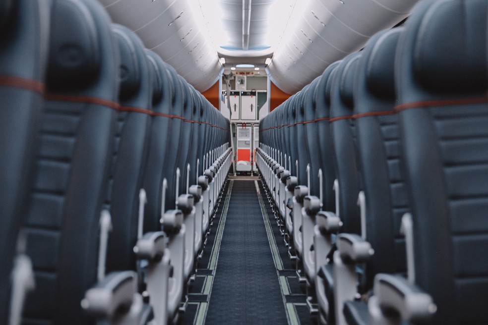 Desembarque de passageiros de avião por fileiras é mantido pela Anvisa — Foto: Natã Romualdo / pexels