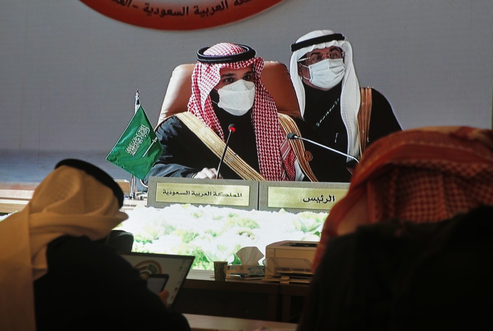 Mohammed bin Salman (centro), príncipe saudita, preside o conselho de cooperação do Golfo em 5 de janeiro de 2021 — Foto: Amr Nabil/AP