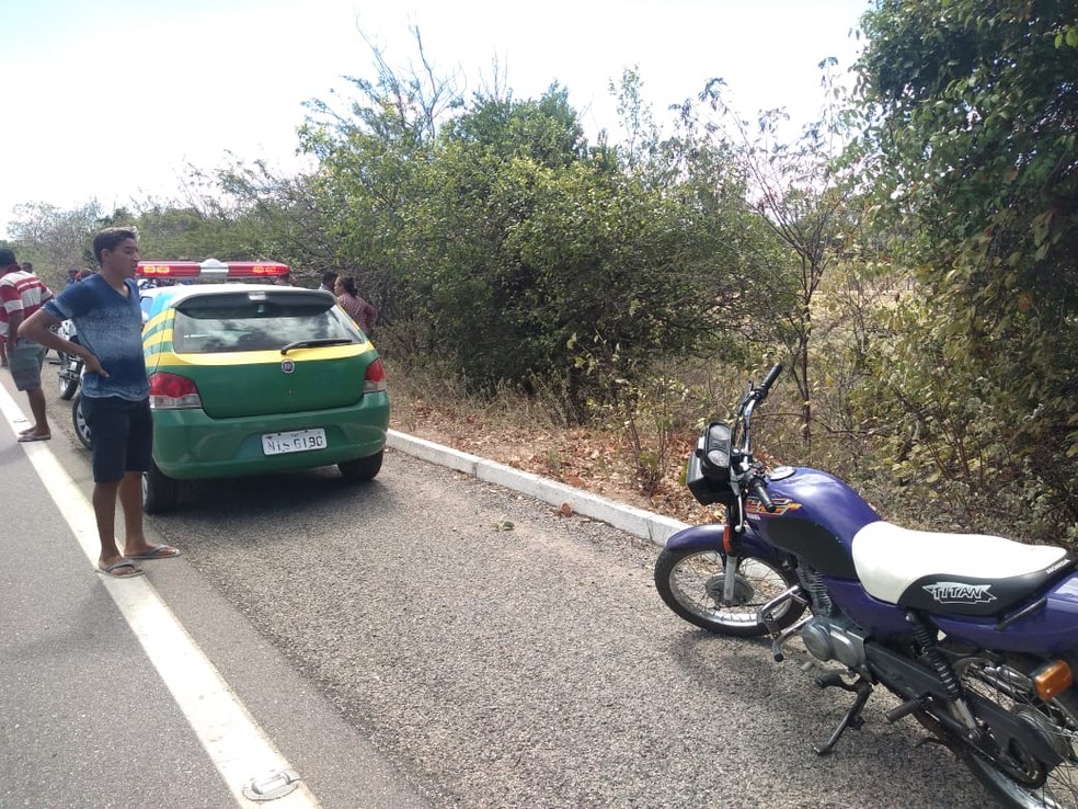 Acidente aconteceu na BR-407 — Foto: Divulgação/Polícia Militar