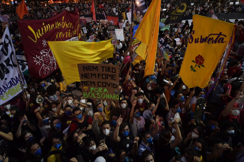 São Paulo - Manifestantes protestam contra o presidente Jair Bolsonaro neste sábado (29) — Foto: Nelson Almeida/AFP