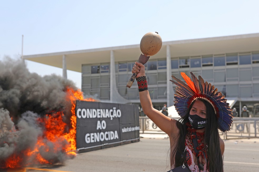 Indígenas protestaram contra o marco temporal e o garimpo em frente ao Palácio do Planalto — Foto: Amanda Perobelli/Reuters