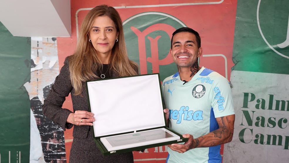 Leila Pereira, presidente do Palmeiras, presta homenagem para Dudu — Foto: Fabio Menotti