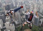 Saltadores pulam de torre de 300m na Malásia (Vincent Thian/AP)