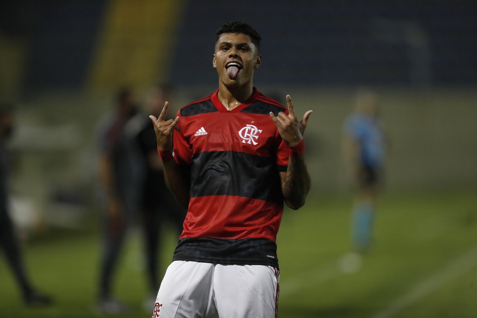 Mateusão marcou três gols nos 10 a 0 do Flamengo sobre o Forte Rio Bananal-ES — Foto: Gilvan de Souza/CRF