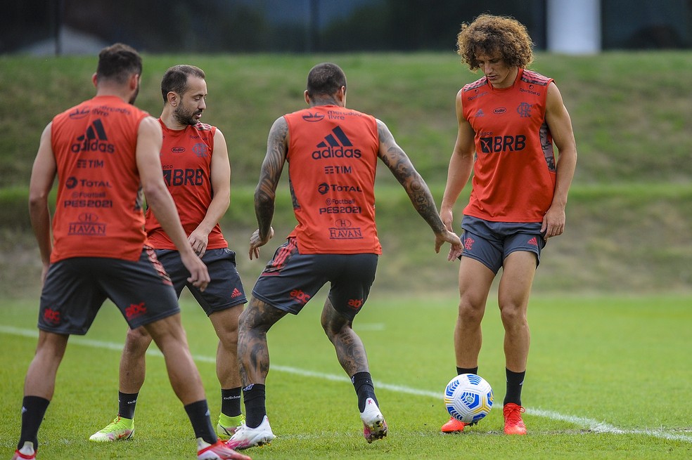 David Luiz durante atividade com bola no treino do Flamengo � Foto: Marcelo Cortes/Flamengo