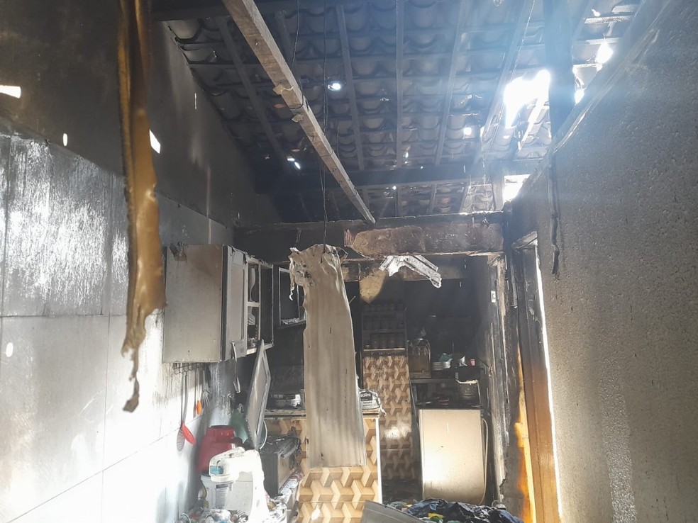 Incêndio destrói quarto e cozinha de casa no Jacintinho em Maceió — Foto: Corpo e Bombeiros