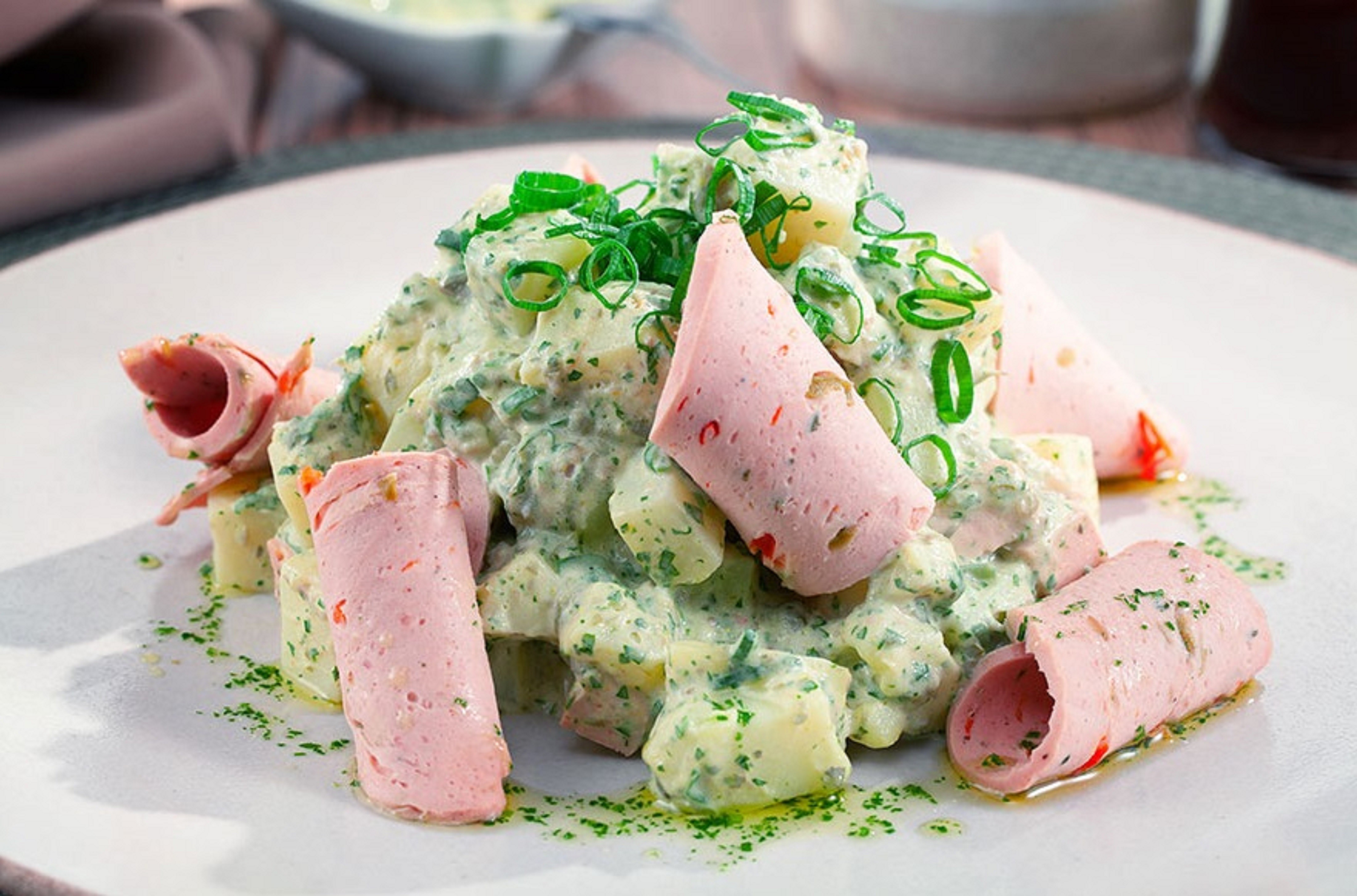 A receita de salsichão com picles e salada de batatas é uma boa opção de almoço (Foto: Divulgação / Marca Hans)