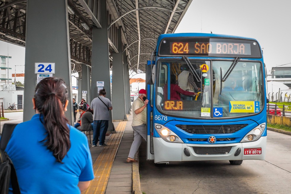 Passageiros em terminal de ônibus na Zona Norte de Porto Alegre — Foto: Alex Rocha/PMPA
