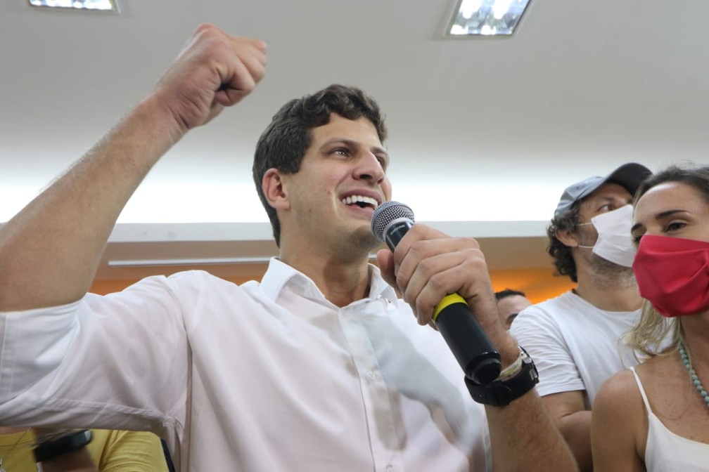 Eleito prefeito do Recife, João Campos discursa em hotel na Zona Sul  — Foto: Aldo Carneiro/Pernambuco Press