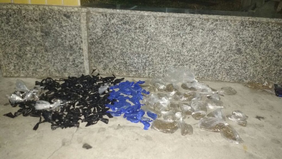 Droga apreendida com o adolescente foi encaminhada para a 126ª Delegacia de Polícia (Foto: Polícia Militar/Divulgação)