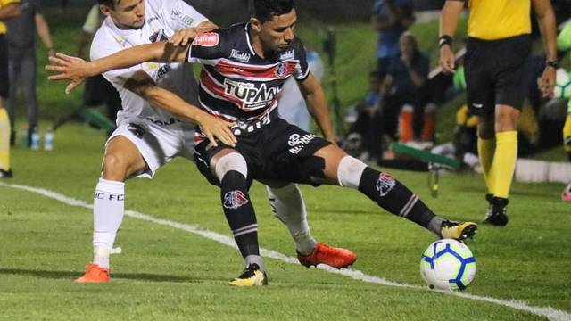 Primeiro tempo teve Santa Cruz apostando em contra-ataques