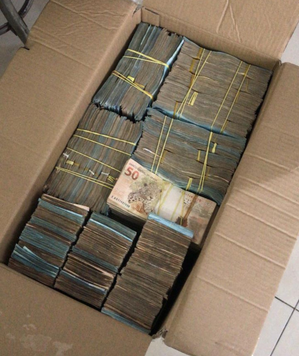 PF apreendeu grande quantia de dinheiro que estava escondida em caixas, sacos e cofrinhos — Foto: Polícia Federal/Divulgação