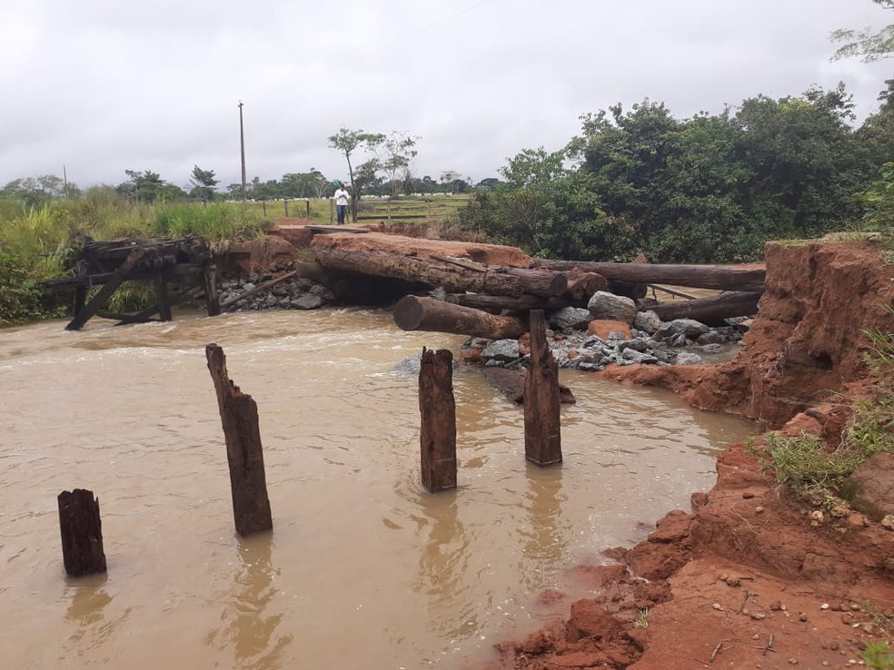 Ponte caiu em Campo Novo de Rondônia — Foto: PRF/Reprodução