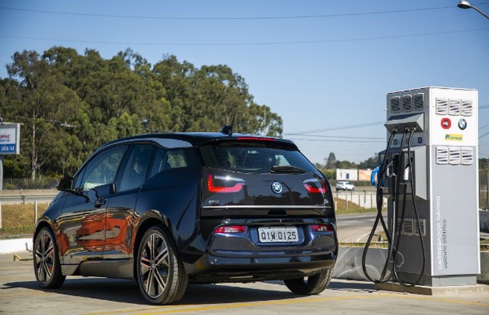Carros elétricos dependem de base de recarga apropriada — Foto: Divulgação/BMW