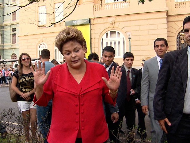 Dilma quebrou protocolo, pediu licença à segurança e passeou pela Praça da Liberdade (Foto: Reprodução/TV Globo)