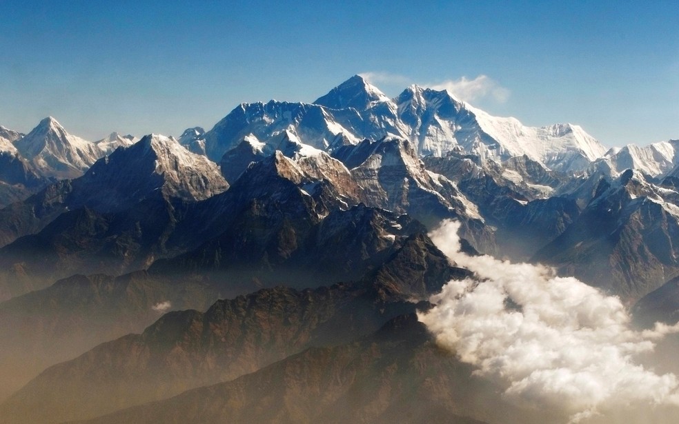 Monte Everest, na cordilheira do Himalaia, visto a partir do Nepal — Foto: Tim Chong/Arquivo/Reuters