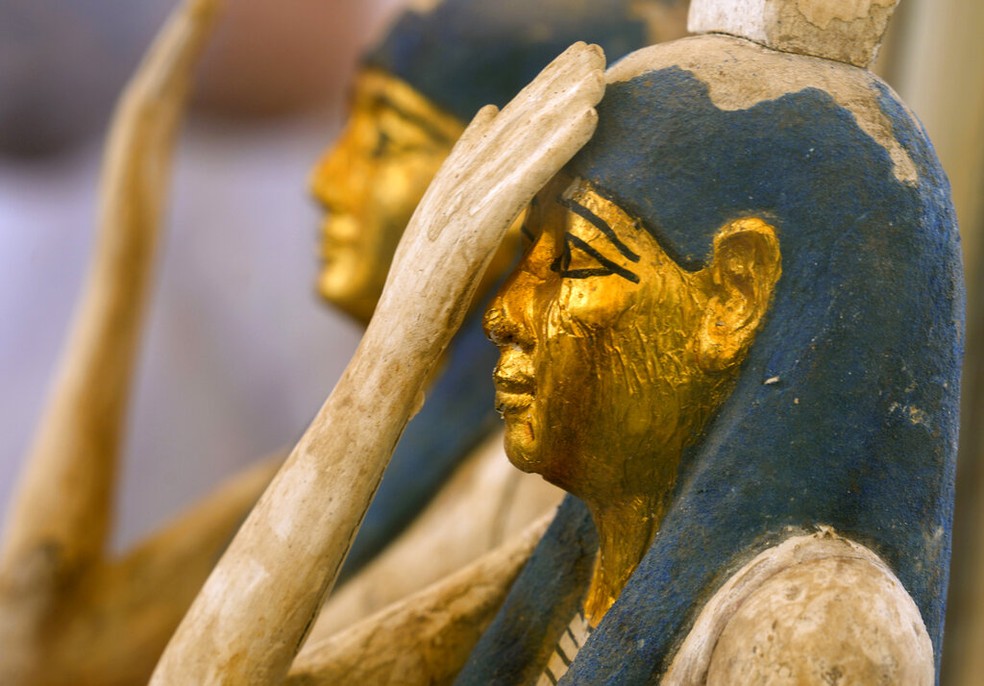 Estátuas de bronze com pintura preservada também foram encontradas em Saqqara, no Egito, em 30 de maio de 2022 — Foto: Associated Press 
