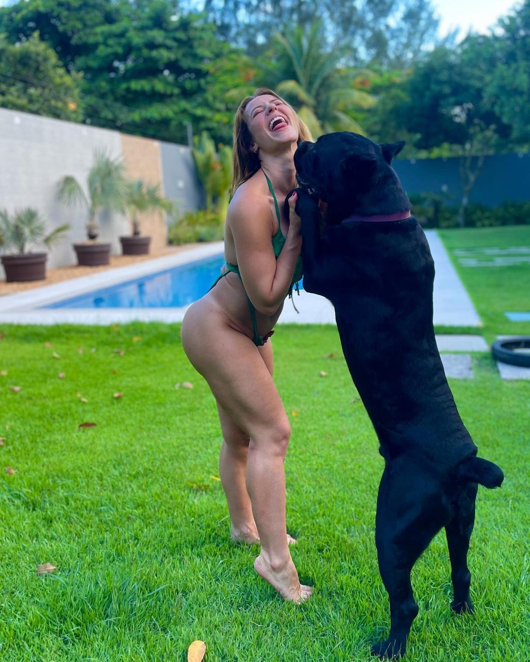 Paolla Oliveira e seu cachorro (Foto: Reprodução Instagram)