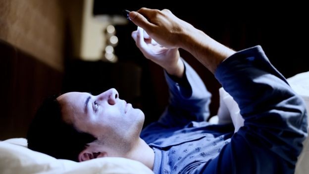 Usar celular, computador e TV próximo da hora de dormir afasta o sono (Foto: Getty Images via BBC)