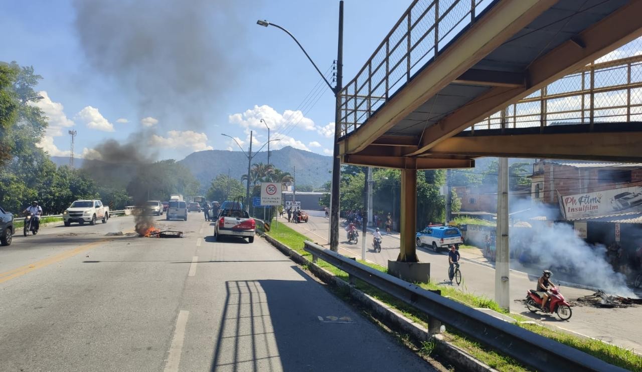 Tiroteio em Angra dos Reis termina com homem morto e protesto na Rio-Santos   