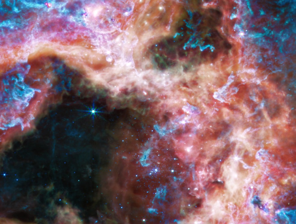 Uma outra visão da Nebulosa de Tarântula pelo supertelescópio James Webb. — Foto: NASA, ESA, CSA, and STScI