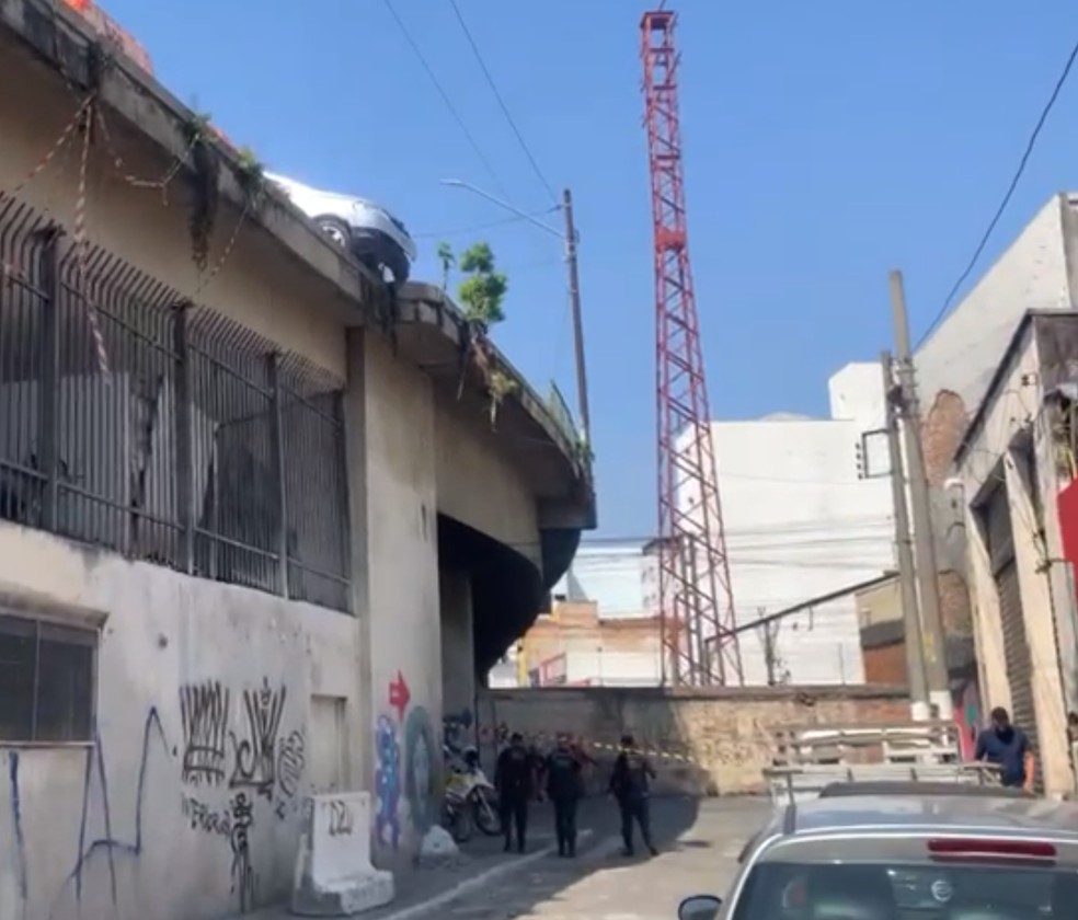 Homem morreu ao ser atingido por mureta que caiu de viaduto em São Paulo após batida de carro — Foto: Rafael Horácio Cardoso