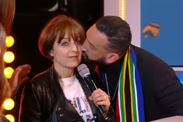 Cyril Hanouna beija a intérprete de Charlize Theron (Foto: Reprodução)