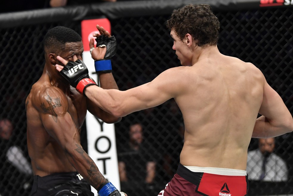 Karl Roberson é atingido pelo dedo indicador de Kopylov — Foto: Getty Images