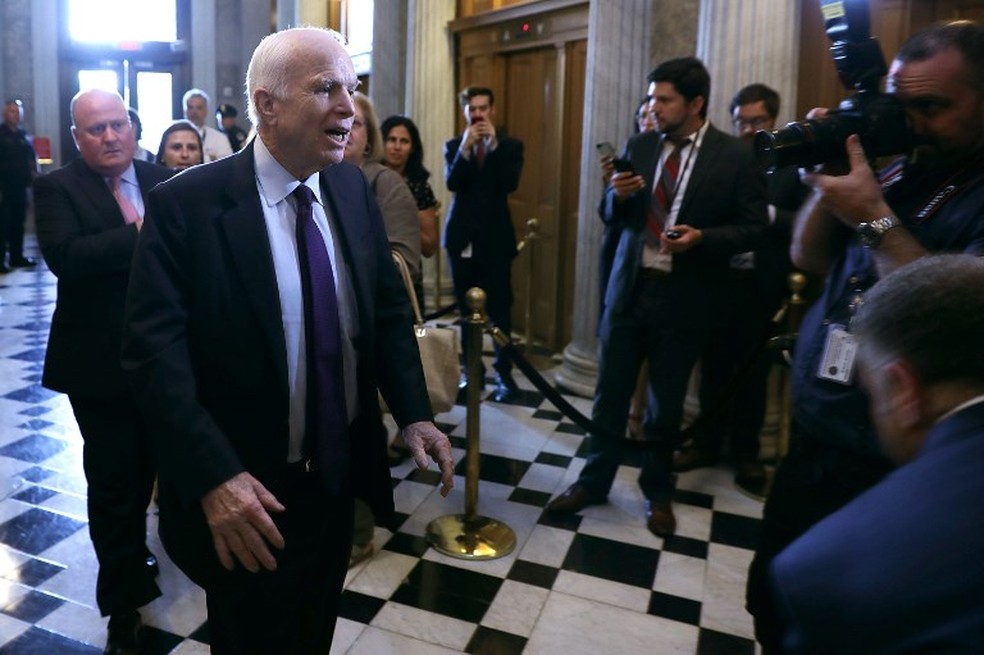 O senador republicano John McCain, recentemente diagnosticado com câncer no cérebro, votou contra o projeto  (Foto: France Presse)