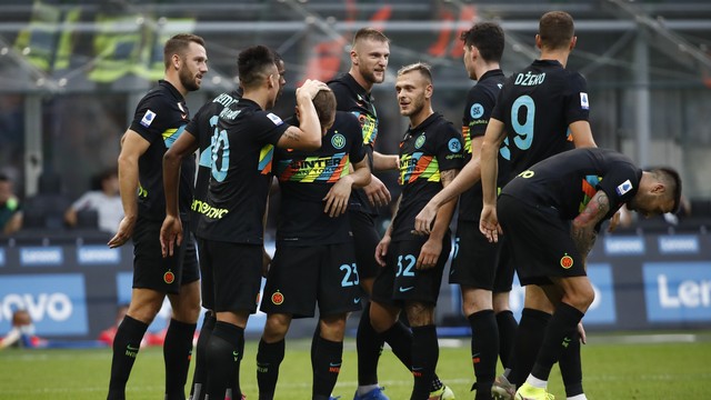 Jogadores da Internazionale comemoram gol com o novo terceiro uniforme do clube