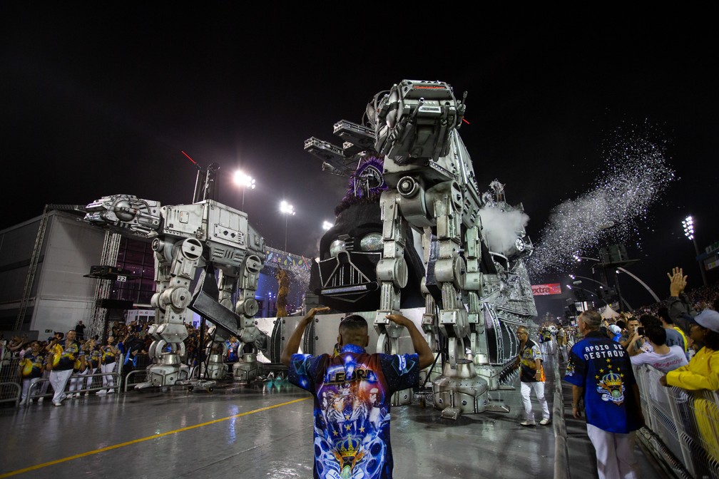 Carro da ImpÃ©rio de Casa Verde inspirado em "Star Wars" â€” Foto: Marcelo Brandt/G1