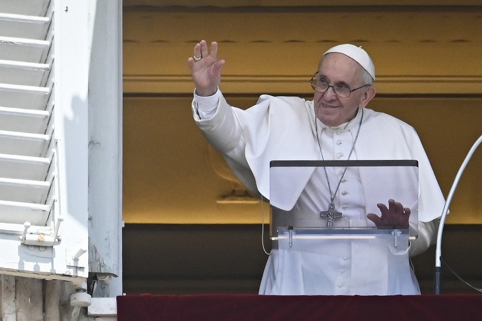 Papa Francisco celebra o Ângelus dominical no Vaticano, em foto de 18 de julho — Foto: Andreas Solaro/AFP 