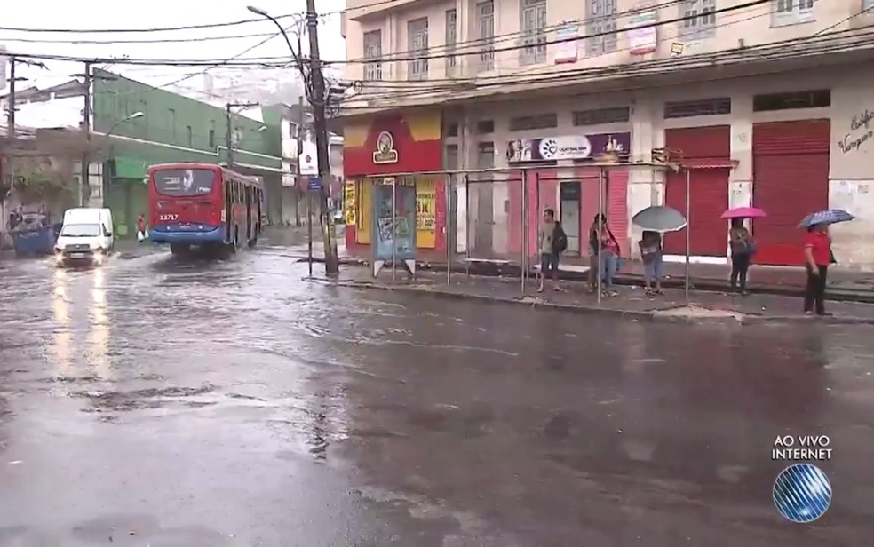 Chuva deixou pontos da cidade com alagamentos nesta sexta-feira (3) (Foto: Reprodução/ TV Bahia)