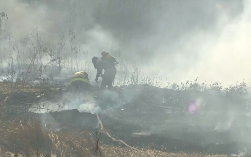 Incêncio começou em terreno no Centro da cidade de Sousa, no Sertão da Paraíba (Foto: Beto Silva / TV Paraíba)