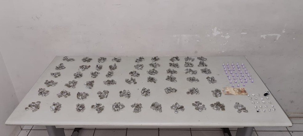 Na primeira apreens&atilde;o, PM encontrou mais de 550 por&ccedil;&otilde;es de maconha, al&eacute;m de coca&iacute;na e crack &mdash; Foto: Pol&iacute;cia Militar/Divulga&ccedil;&atilde;o