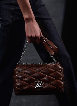Mulher caminha com bolsa Louis Vuitton (Foto: Getty Images)