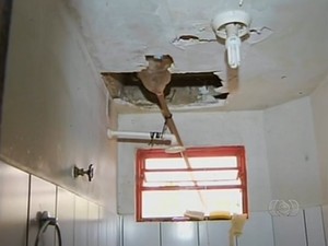 O forro do banheiro da unidade de Porto Nacional está caindo (Foto: Reprodução/TV Anhanguera)