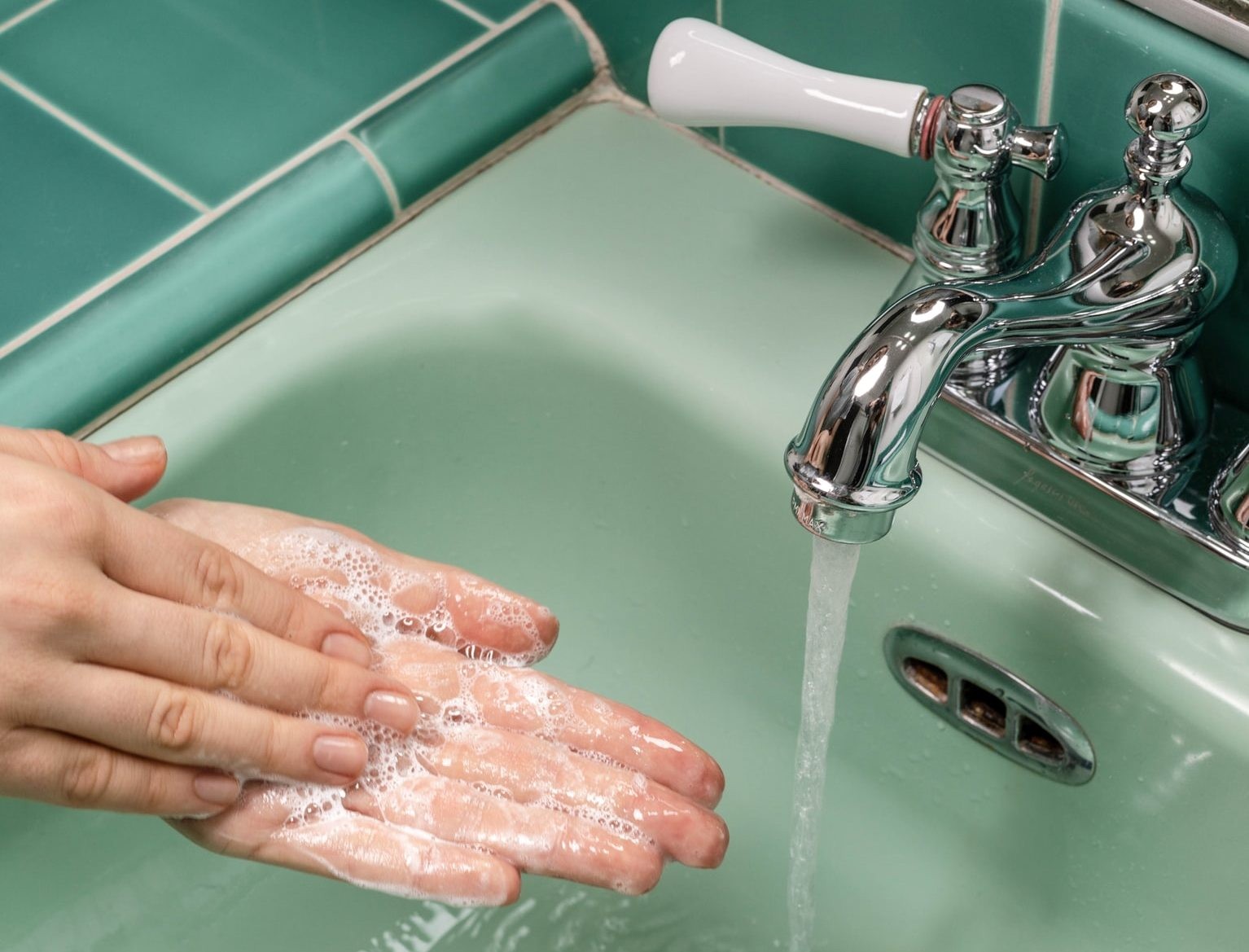Modelo lavando as mãos (Foto: Unsplash)