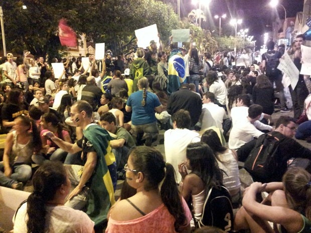Manifestantes sentam no chão na Avenida Rio Branco, no Centro de Varginha (Foto: Samantha Silva / G1)