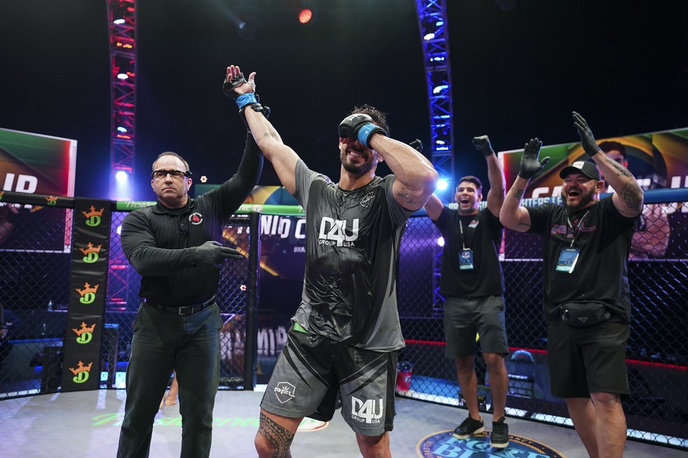 Antônio Cara de Sapato se emociona ao ser anunciado como finalista da PFL — Foto: Divulgação/PFL