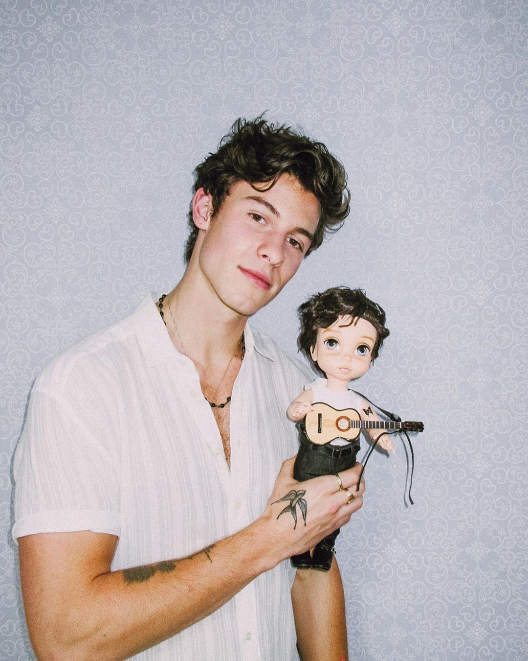 Shawn Mendes e Shawn Mendes, o boneco (Foto: Reprodução/Instagram)