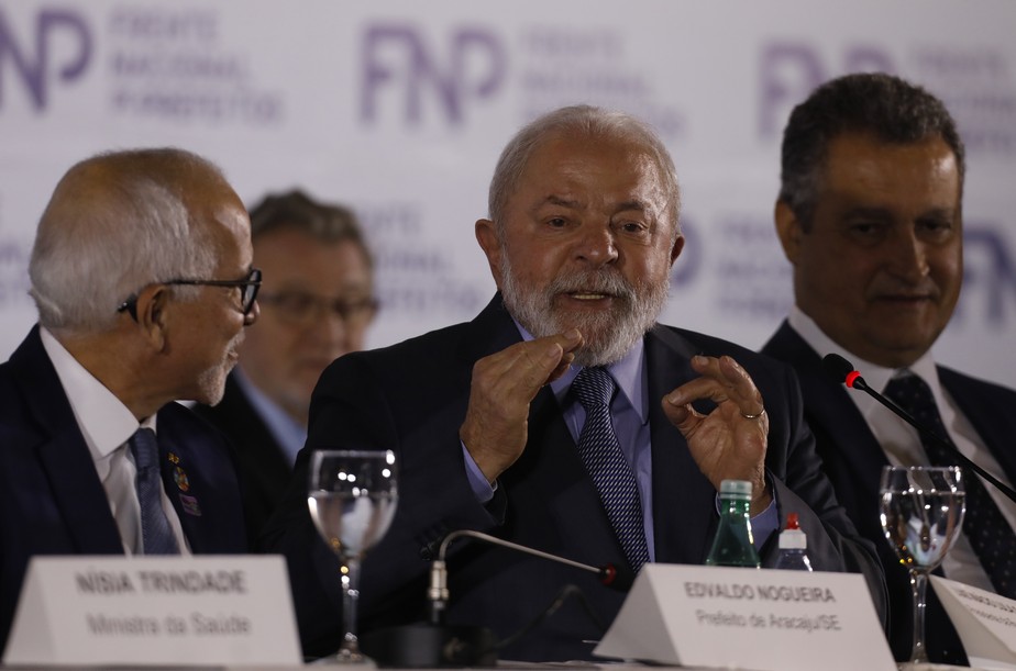 Lula provoca Bolsonaro e diz que gosta de ser presidente, durante reunião com prefeitos