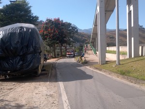 ônibus que tombou an BR-040 em Petrópolis (Foto: Alan Pacheco/Click Digital) ônibus que tombou an BR-040 em Petrópolis (Foto: Alan Pacheco/Click Digital)