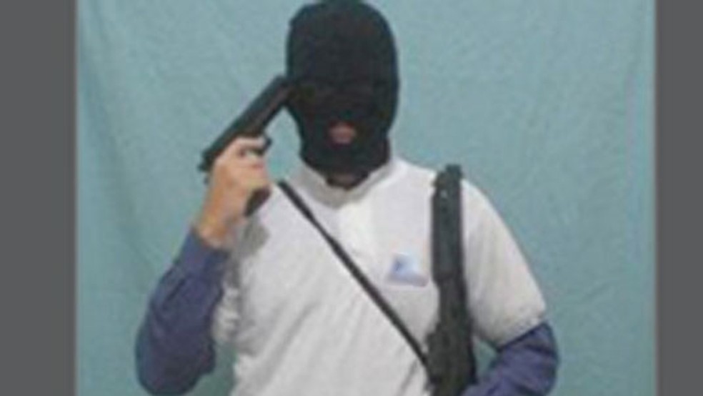 Ex-aluno de colégio particular de João Pessoa postou foto armado em rede social, em 2007 — Foto: Orkut/Reprodução