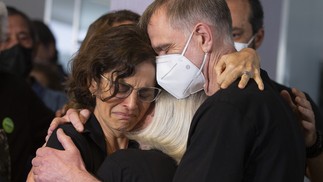 Familiares se consolam no velório de Dom Philips — Foto: Marcia Foletto / Agência O Globo