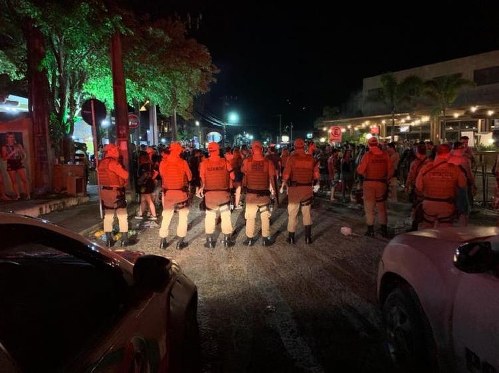 Polícia Militar em frente a aglomeração na Praia da Ferrugem, em Garopaba — Foto: Polícia Militar/Divulgação